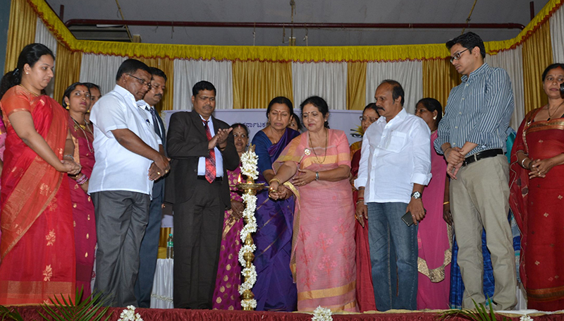 ಮಹಿಳೆಯರು ಸ್ವಾವಲಂಬಿ ಬದುಕು ಕಟ್ಟಿಕೊಳ್ಳುವ ಮೂಲಕ ಮುಖ್ಯ ವಾಹಿನಿಗೆ ಬರಬೇಕು: ಎಂಎಲ್‍ಸಿ ವೀಣಾ ಅಚ್ಚಯ್ಯ